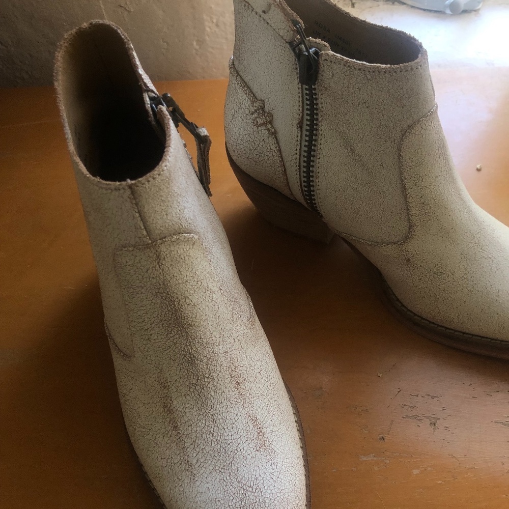NEW: Genuine Leather Western-style Boots